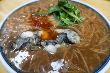 Tayvan istiridyesi, kişniş ve biberli vermicelli.