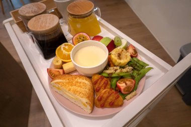 Meyve suyu, mısır ve ekmekle kahvaltı tepsisi