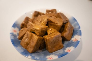 Dekoratif bir kasede pişirilmiş soya peyniri.