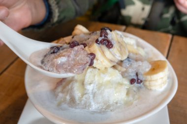 Kırmızı fasulyeli buzlu, muzlu ve tatlandırılmış süt.