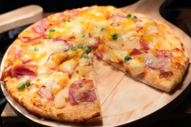 Tahtada jambonlu, ananaslı ve peynirli Hawaii pizzası.