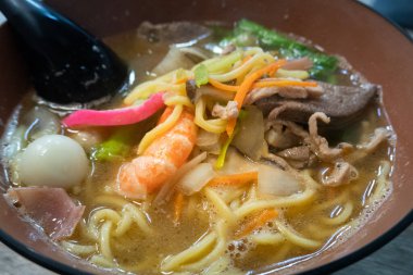 Lezzetli bir kase Tayvan eriştesi çorbası. Karides, domuz eti ve taze sebzelerle dolu..