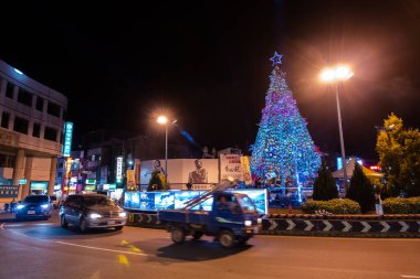 Nantou, Tayvan - 14 Aralık 2019: Puli şehrinde hediyelerle dolu devasa Noel ağaçları, Tayvan, Asya