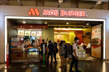 Banqiao, Tayvan - 4 Ekim 2020: Banqiao Otobüs ve New Taipei, Tayvan 'daki MRT İstasyonu' nda Mos Burger