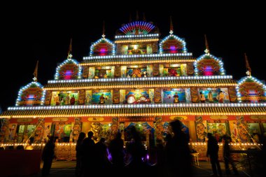 Puli Kasabası, Tayvan - 01 Aralık 2020: Çin sunağında renkli bina, Taoist özel kurban töreni Puli kasabası, Nantou, Tayvan