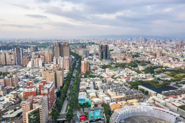Taichung, Tayvan - 13 Eylül 2019: Tayvan, Asya 'da Taichung şehrinde gökdelenleri ve binaları olan şehir manzarası