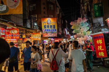 Taichung, Tayvan - 13 Eylül 2019: Fengchia gece pazarı turistler ve yerel halk arasında popülerdi, Taichung City, Tayvan