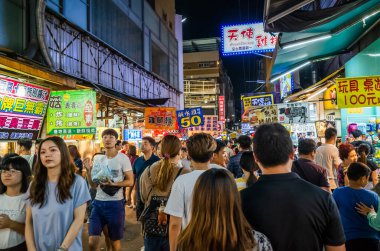Taichung, Tayvan - 13 Eylül 2019: Fengchia gece pazarı turistler ve yerel halk arasında popülerdi, Taichung City, Tayvan