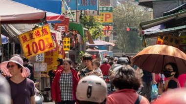 Puli, Tayvan - 11 Ekim 2019: İnsanlar, Tayvan 'ın Nantou ilçesindeki Puli kasabasındaki geleneksel pazarda yürüyüp alışveriş yapıyorlar.