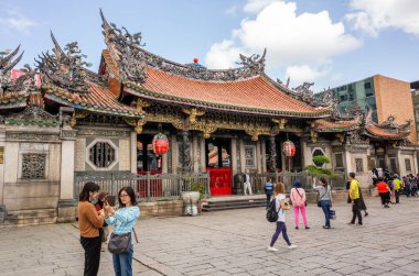 Taipei, Tayvan - 20 Ekim 2019: Taipei, Tayvan 'daki Lungshan Tapınağı' nın ünlü eğlencesi