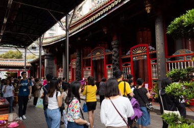 Taipei, Tayvan - 20 Ekim 2019: Taipei, Tayvan 'daki Lungshan tapınağında namaz kılan insanlar