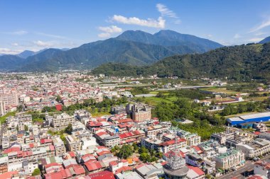 Nantou, Tayvan - 30 Ekim 2019: Mavi gökyüzü altında binaları olan Puli kasabasının havadan görünüşü, Nantou, Tayvan