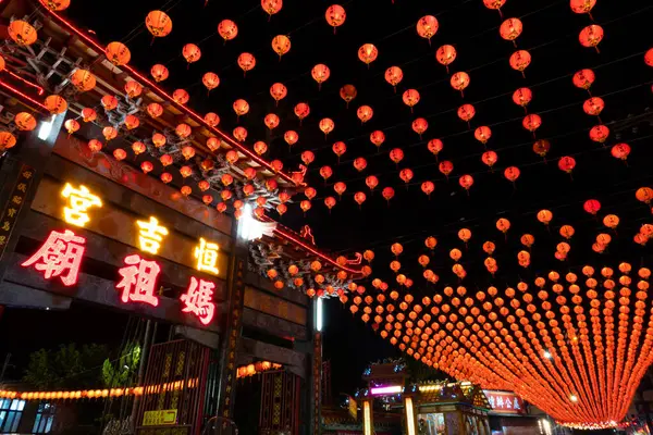 stock image Puli Township, Taiwan -December 01, 2020: Puli Heng Ji Gong Matsu Temple with red lanterns in the night at Chinese altar, Taoist special dedication sacrificial ceremony in Puli township, Nantou, Taiwan