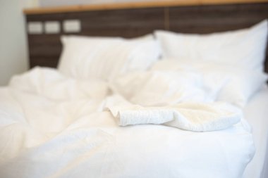 Otelden çıktıktan sonra, yatağın üzerine dağınık havlular atılmış..