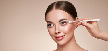 Makyaj sanatçısı Göz Gölgesi 'ni uyguluyor. Güzel Kadın Suratı. Mükemmel makyaj. Makyaj ekibi. Kusursuz Derili Güzellik Kızı