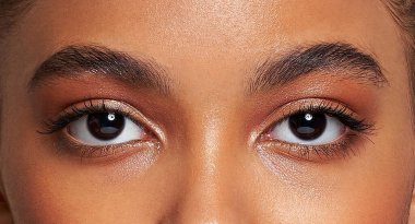 Son derece uzun takma kirpikli bir kadın gözü. Kirpik Uzantıları. Makyaj, kozmetik, güzellik. Yaklaş, Macro.