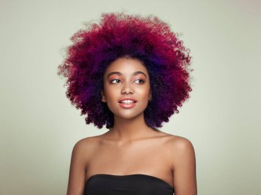 Renkli afro saçlı Afro-Amerikan bir kızın güzel portresi. Güzel siyah kadın. Kozmetik, makyaj ve moda