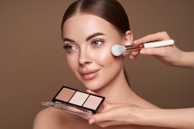 Makyaj sanatçısı Göz Gölgesi 'ni uyguluyor. Güzel Kadın Suratı. Mükemmel makyaj. Makyaj ekibi. Kusursuz Derili Güzellik Kızı. Çivi ve manikür. Göz Gölgesi Paleti