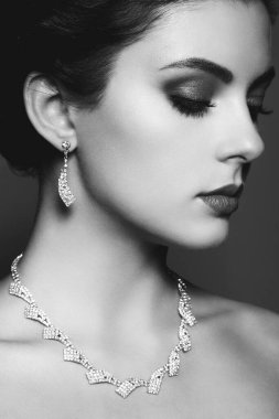 Mücevherli güzel bir kadının moda portresi. Siyah beyaz fotoğraf. Mükemmel bir makyaj. Elmas aksesuarlı güzel bir kadın.