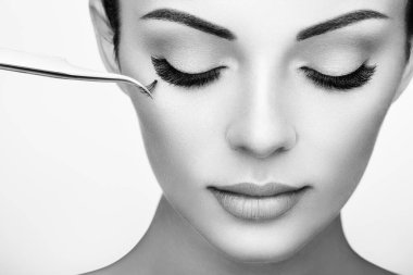 Çok uzun takma kirpikli güzel bir kadın. Kirpik Uzantıları. Makyaj, Kozmetik. Çok güzel, Skincare. Kadın Kirpiklerini Yapıştırıyor