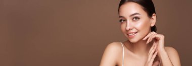 Temiz tenli güzel bir genç kadın portresi. Sağlıklı ciltli bir model, yakın portre. Kozmetik, güzellik ve kaplıca