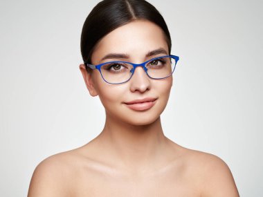 Gözlüklü, uzun kirpikli bir kadın. Vizyon düzeltmesi. Gözlerim iyi görmüyor. Gözlük çerçevesi. Makyaj, kozmetik, güzellik. Yaklaş, makro.