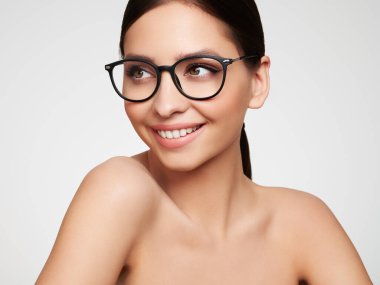 Beyaz arka planda gözlüklü genç bayana yakın durun. Vizyon düzeltmesi. Gözlerim iyi görmüyor. Gözlük çerçevesi. Makyaj, makyaj, güzellik