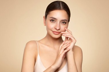 Temiz tenli güzel bir genç kadın portresi. Sağlıklı ciltli bir model, yakın portre. Kozmetik, güzellik ve kaplıca