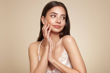 Temiz tenli güzel bir genç kadın portresi. Sağlıklı ciltli bir model, yakın portre. Kozmetik, güzellik ve kaplıca