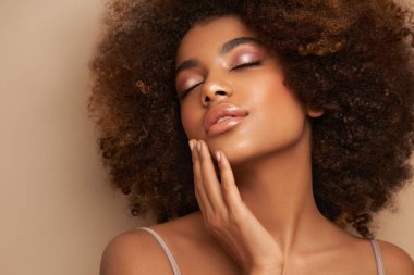 Afro saçlı Afrikalı Amerikalı bir kızın güzel portresi. Güzel siyah kadın. Kozmetik, makyaj ve moda