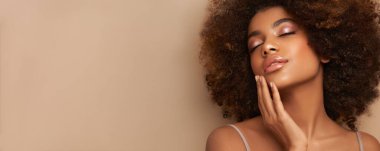 Afro saçlı Afrikalı Amerikalı bir kızın güzel portresi. Güzel siyah kadın. Kozmetik, makyaj ve moda