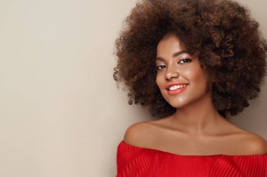 Afro saçlı Afrikalı Amerikalı bir kızın güzel portresi. Güzel siyah kadın. Kozmetik, makyaj ve moda