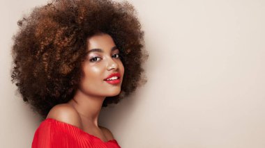 Afro saçlı Afrikalı Amerikalı bir kızın güzel portresi. Güzel siyah kadın. Kozmetik, makyaj ve moda