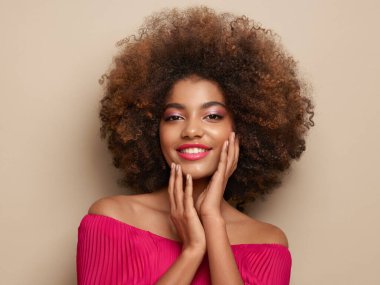 Afro saçlı Afrikalı Amerikalı bir kızın güzel portresi. Güzel siyah kadın. Kozmetik, makyaj ve moda