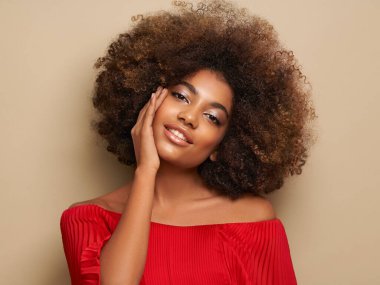 Afro saçlı Afrikalı Amerikalı bir kızın güzel portresi. Güzel siyah kadın. Kozmetik, makyaj ve moda