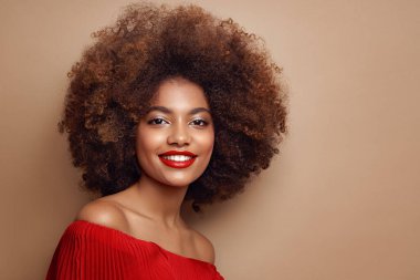 Afro saçlı Afrikalı Amerikalı bir kızın güzel portresi. Güzel siyah kadın. Kozmetik, makyaj ve moda