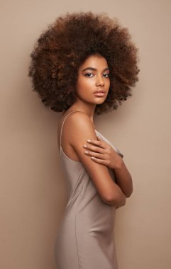 Afro saçlı Afrikalı Amerikalı bir kızın güzel portresi. Güzel siyah kadın. Kozmetik, makyaj ve moda