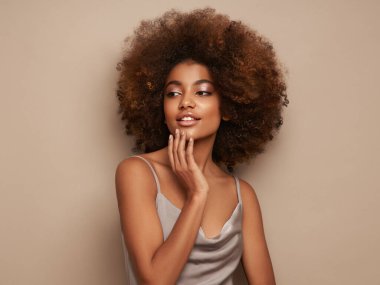 Afro saçlı Afrikalı Amerikalı bir kızın güzel portresi. Güzel siyah kadın. Kozmetik, makyaj ve moda