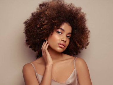 Afro saçlı Afrikalı Amerikalı bir kızın güzel portresi. Güzel siyah kadın. Kozmetik, makyaj ve moda