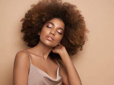 Afro saçlı Afrikalı Amerikalı bir kızın güzel portresi. Güzel siyah kadın. Kozmetik, makyaj ve moda