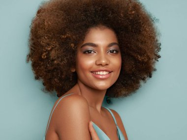 Afro saçlı Afrikalı Amerikalı bir kızın güzel portresi. Güzel siyah kadın. Kozmetik, makyaj ve moda