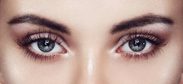 Красивые женские глаза с длинными ресницами. Расширение ресниц. Макияж, косметика, красота. Крупный план, макрос
