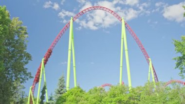 Mavi gökyüzüne karşı lunapark treni. Lunaparktaki lunaparkta hız treni. Eğlence parkında neşeli eğlenceler.