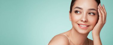 Temiz tenli güzel bir genç kadın portresi. Sağlıklı ciltli bir model, yakın portre. Kozmetik, güzellik ve kaplıca