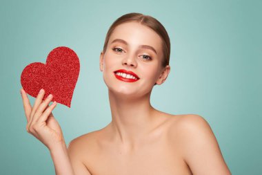 Yapay kırmızı bir kalp tutan güzel bir genç kadın. Sevgililer Günü - Bayram, Kadınlar, Sevgililer Günü, Tek Kadın, Kalp Şekli