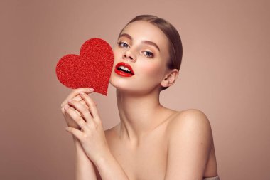 Yapay kırmızı bir kalp tutan güzel bir genç kadın. Sevgililer Günü - Bayram, Kadınlar, Sevgililer Günü, Tek Kadın, Kalp Şekli