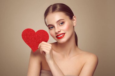 Yapay kırmızı bir kalp tutan güzel bir genç kadın. Sevgililer Günü - Bayram, Kadınlar, Sevgililer Günü, Tek Kadın, Kalp Şekli