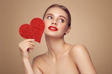 Yapay kırmızı bir kalp tutan güzel bir genç kadın. Sevgililer Günü - Bayram, Kadınlar, Sevgililer Günü, Tek Kadın, Kalp Şekli