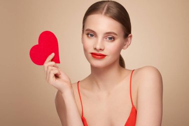 Yapay kırmızı bir kalp tutan güzel bir genç kadın. Sevgililer Günü - Bayram, Kadınlar, Sevgililer Günü, Tek Kadın, Kalp Şekli