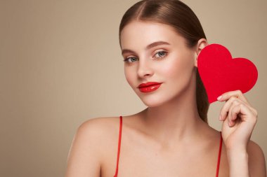 Yapay kırmızı bir kalp tutan güzel bir genç kadın. Sevgililer Günü - Bayram, Kadınlar, Sevgililer Günü, Tek Kadın, Kalp Şekli